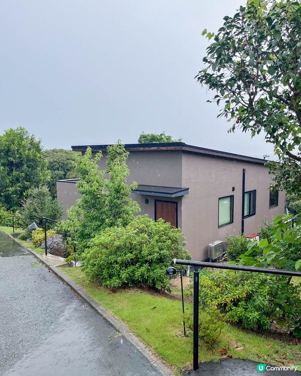 【被一片綠意包圍著的兩層獨棟小屋】