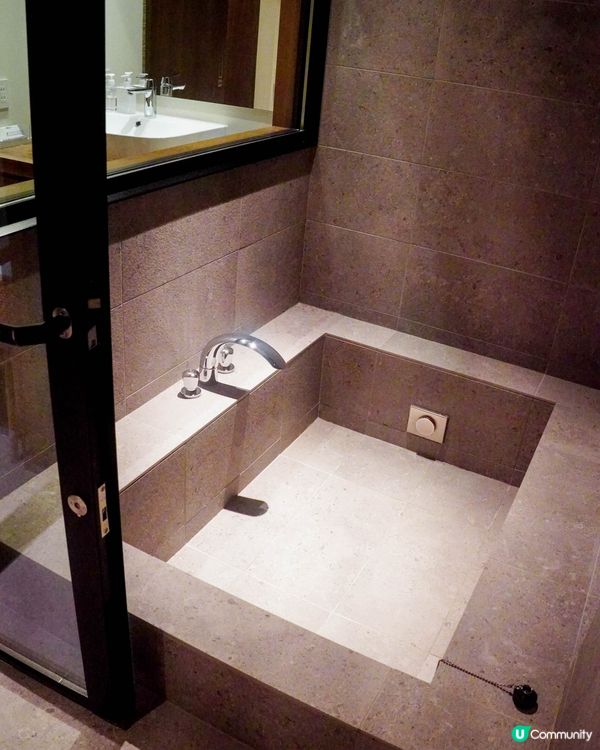 【被一片綠意包圍著的兩層獨棟小屋】