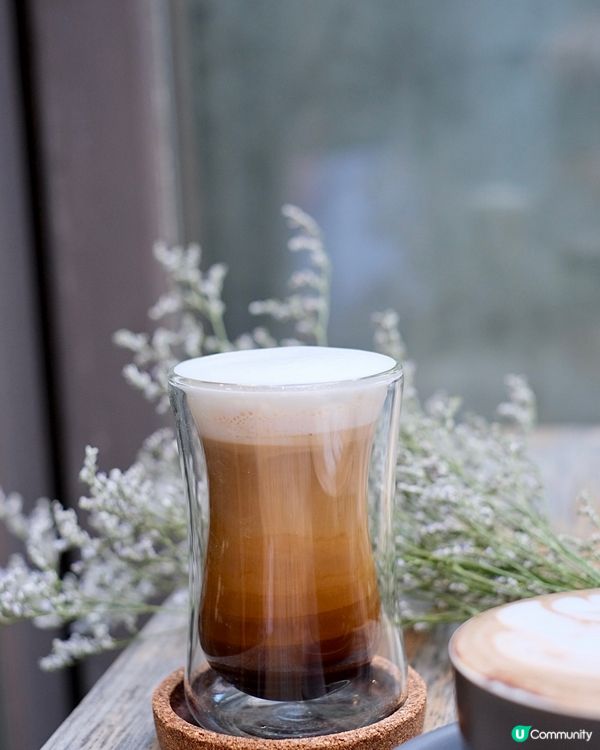 兩層高悠閑寵物歡迎咖啡店