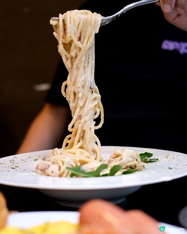 兩層高悠閑寵物歡迎咖啡店