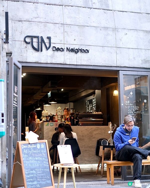 兩層高悠閑寵物歡迎咖啡店