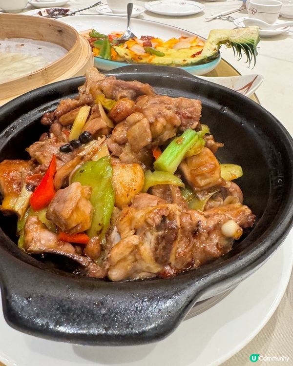 一大夥人愉快的生日聚餐