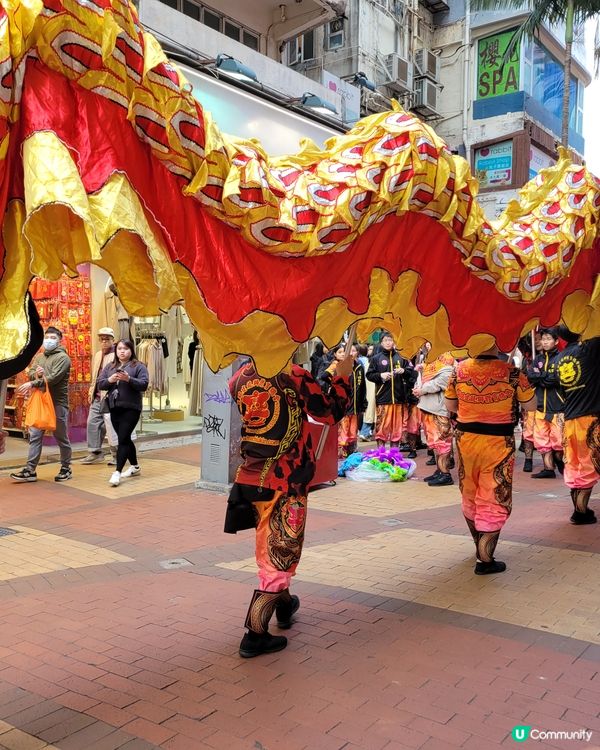 新春舞龍表演為新一年送上祝福，精彩表演令途人注目，觀眾睇過沾...