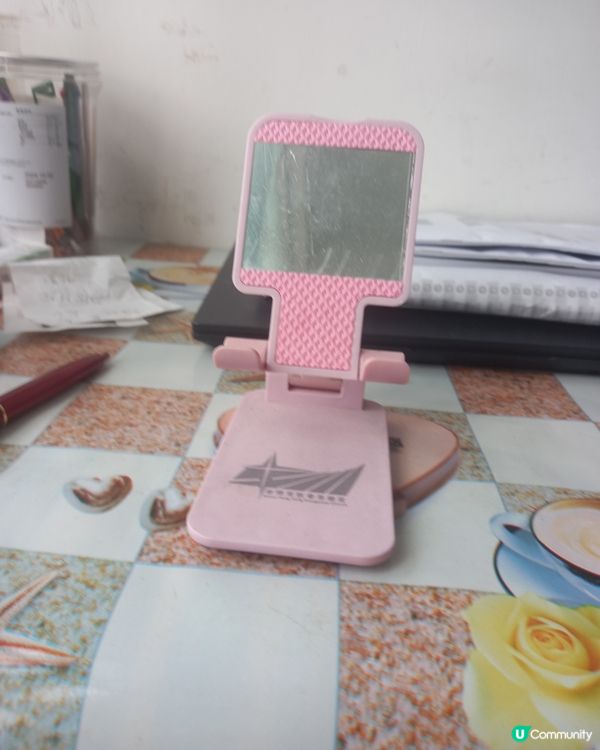 手機架 可調教 高低 ，擺放手機 非常實用， 是免費贈品