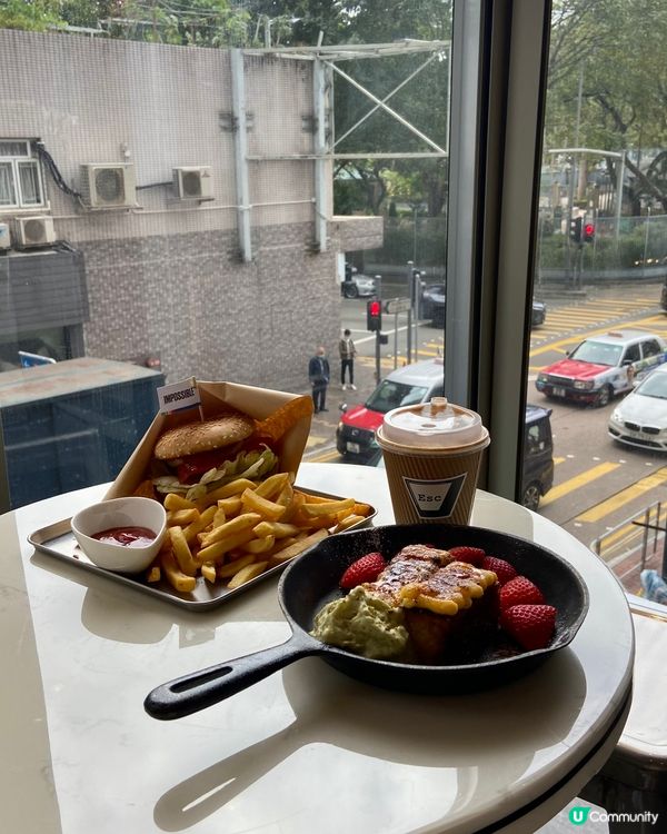 望住車來車往嘅Cafe