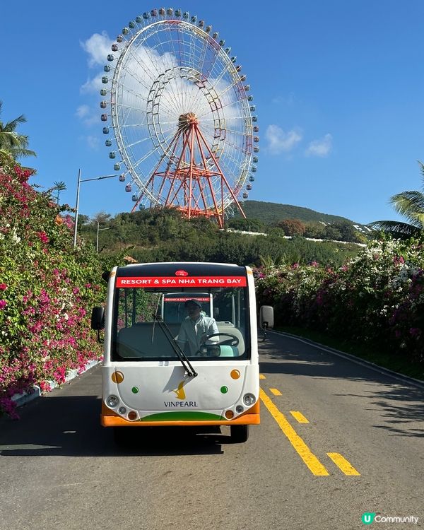 藍天白雲遇上彩色摩天輪🎡