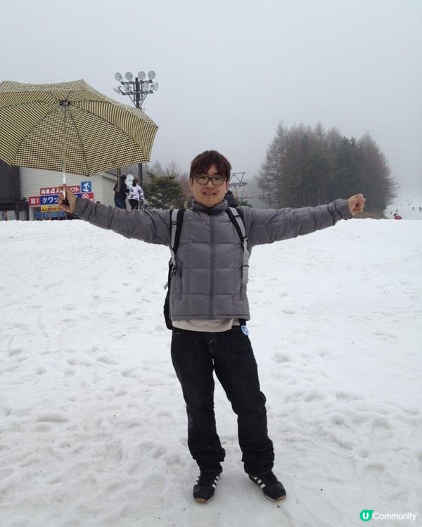 在這張攝於東京靜岡富士美華酒店附近滑雪場的照片中，我們可以感...