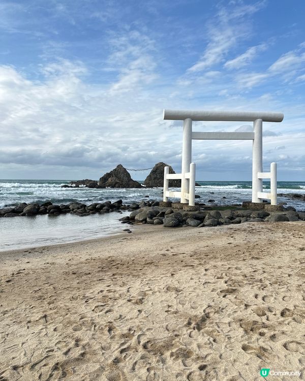 好特別的白色鳥居 