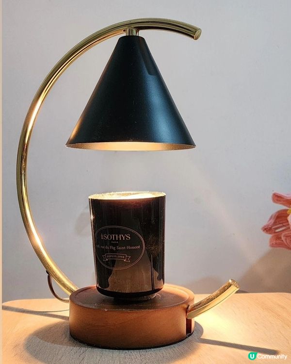 晚上開著融蠟燈來融化香氛蠟燭，讓淡淡的香氣散發在空氣中，增添...