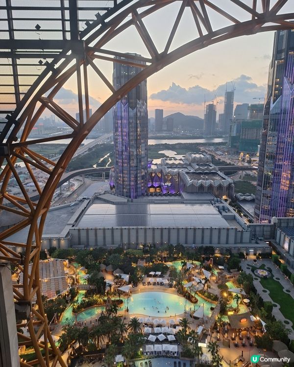 探索澳門新濠影匯之星8字摩天輪：必遊之地