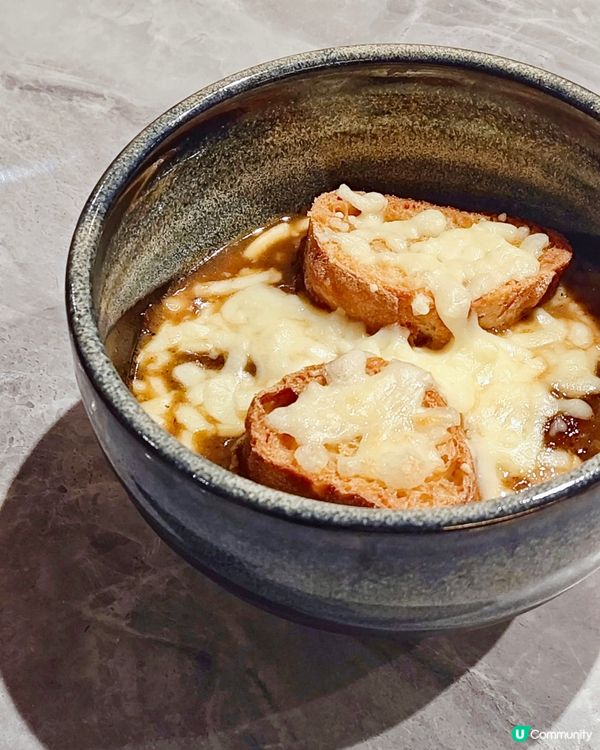 跟美女好友去聚餐～當然要選間精緻高質的西餐廳，一起享受美食🤍...