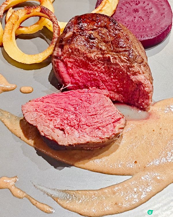 跟美女好友去聚餐～當然要選間精緻高質的西餐廳，一起享受美食🤍...