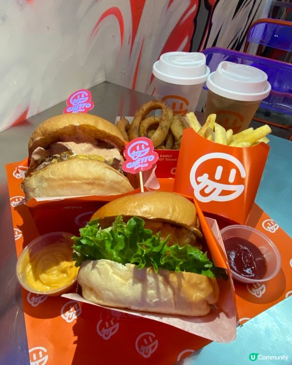 街頭塗鴉burger店👍🏻👍🏻午間時段同夜晚時段會有唔同模式🌆🌃