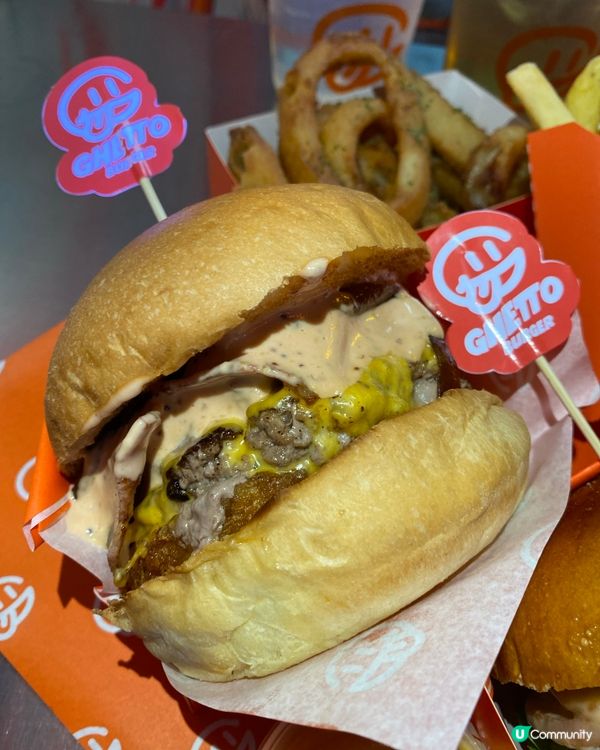 街頭塗鴉burger店👍🏻👍🏻午間時段同夜晚時段會有唔同模式🌆🌃