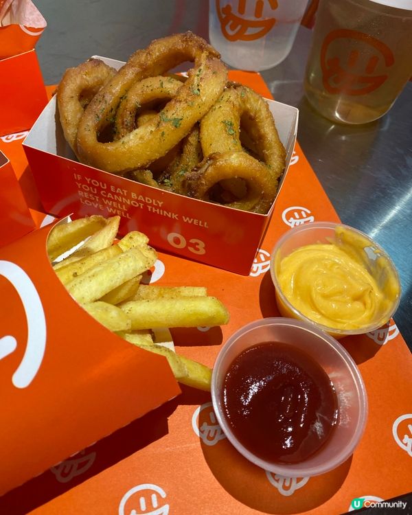 街頭塗鴉burger店👍🏻👍🏻午間時段同夜晚時段會有唔同模式🌆🌃