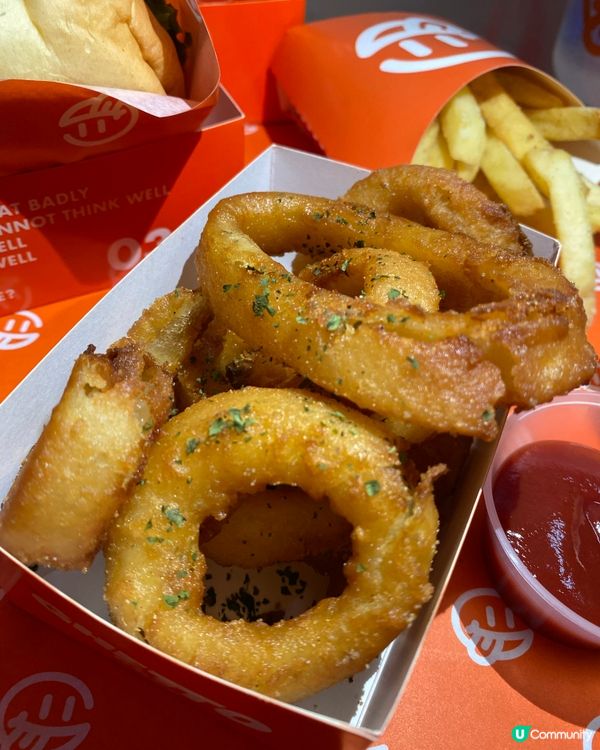 街頭塗鴉burger店👍🏻👍🏻午間時段同夜晚時段會有唔同模式🌆🌃