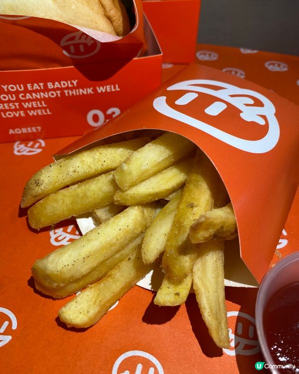 街頭塗鴉burger店👍🏻👍🏻午間時段同夜晚時段會有唔同模式🌆🌃