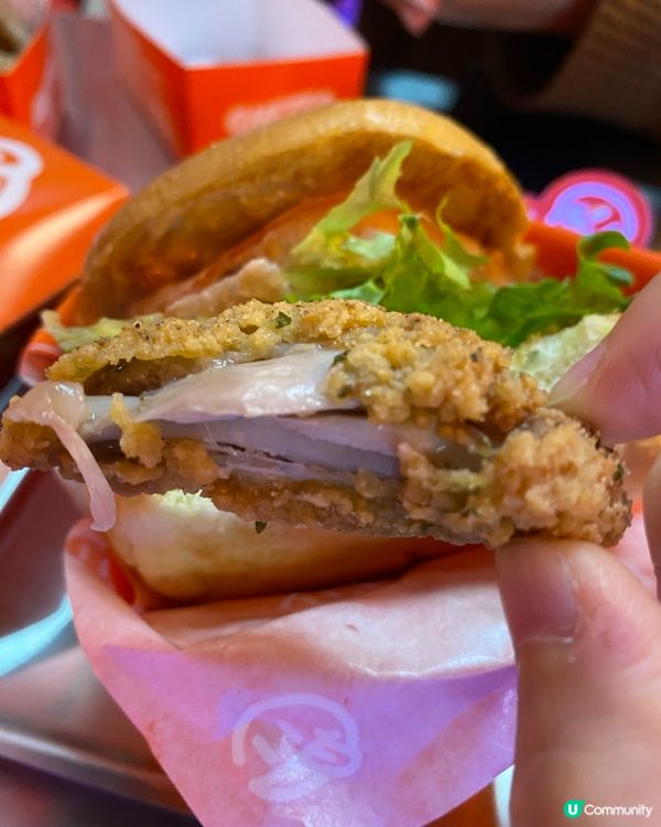 街頭塗鴉burger店👍🏻👍🏻午間時段同夜晚時段會有唔同模式🌆🌃