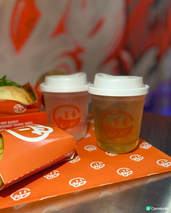 街頭塗鴉burger店👍🏻👍🏻午間時段同夜晚時段會有唔同模式🌆🌃