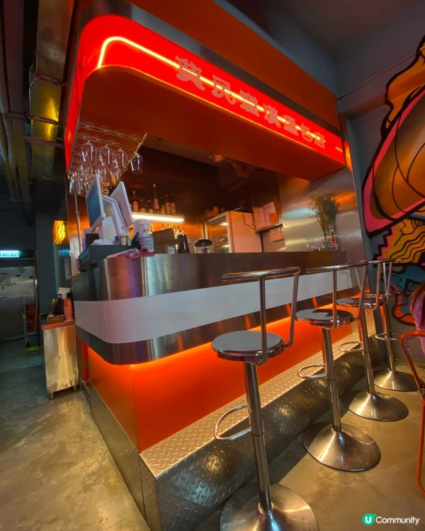 街頭塗鴉burger店👍🏻👍🏻午間時段同夜晚時段會有唔同模式🌆🌃