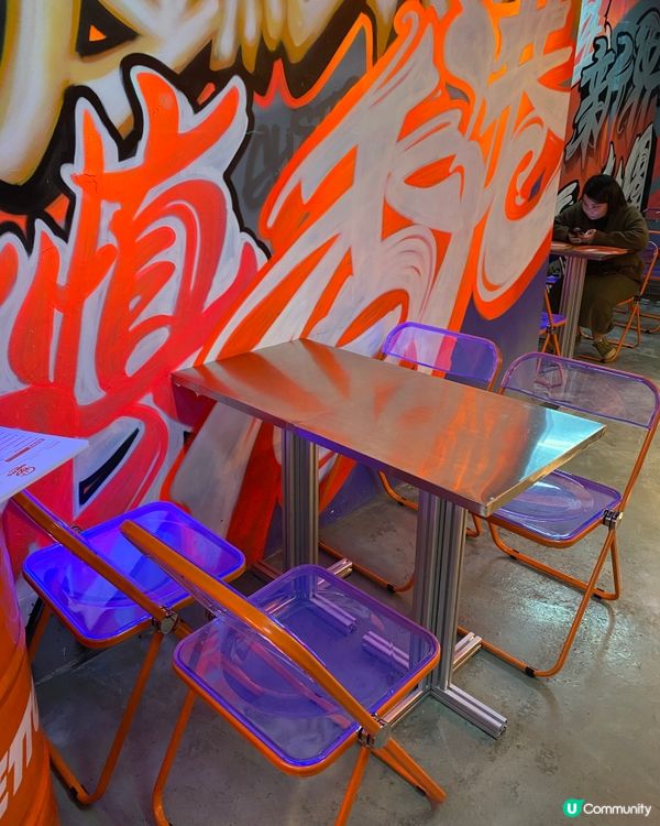 街頭塗鴉burger店👍🏻👍🏻午間時段同夜晚時段會有唔同模式🌆🌃