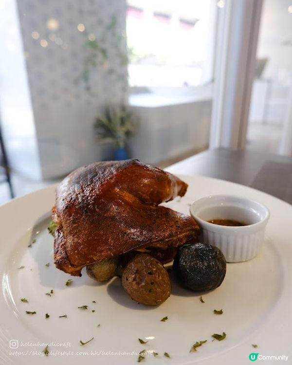 【吃下九龍灣】靚靚打卡暖水壺牆下嘆脆卜卜乳豬髀 - Cafe 15