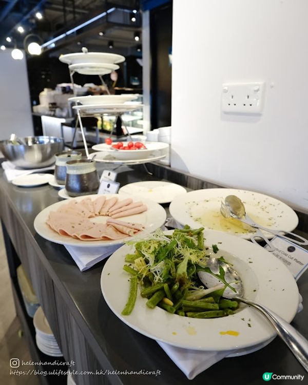 【吃下九龍灣】靚靚打卡暖水壺牆下嘆脆卜卜乳豬髀 - Cafe 15