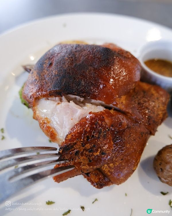 【吃下九龍灣】靚靚打卡暖水壺牆下嘆脆卜卜乳豬髀 - Cafe 15