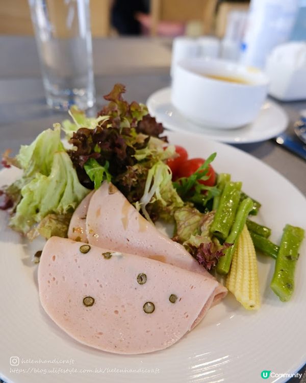 【吃下九龍灣】靚靚打卡暖水壺牆下嘆脆卜卜乳豬髀 - Cafe 15