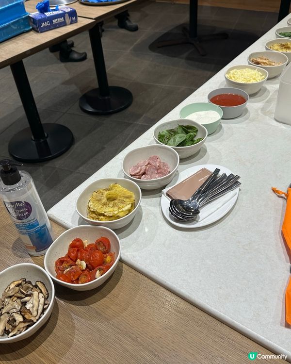 親子好去處，一齊自製Pizza