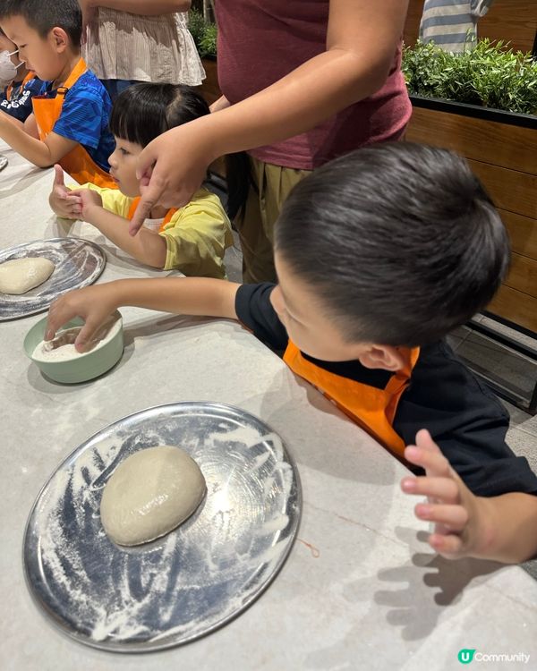 親子好去處，一齊自製Pizza