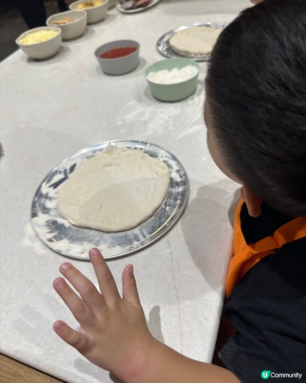 親子好去處，一齊自製Pizza