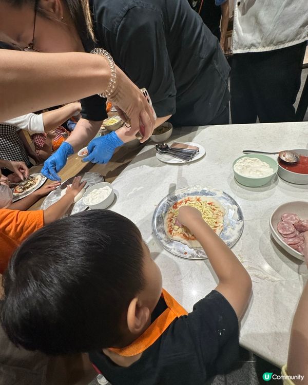 親子好去處，一齊自製Pizza