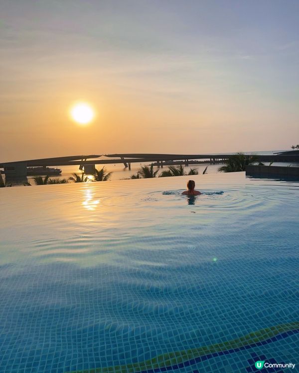 幸福的瞬間就是在Infinity Pool享受日落