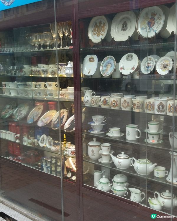 呢間專買港英時代及英國皇家紀念品的店舖D貨品幾有特色，唔知喺...