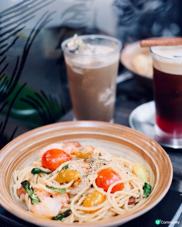 想不到在北角有一間咁chill 嘅咖啡店！ 座落錦屏街的一個...