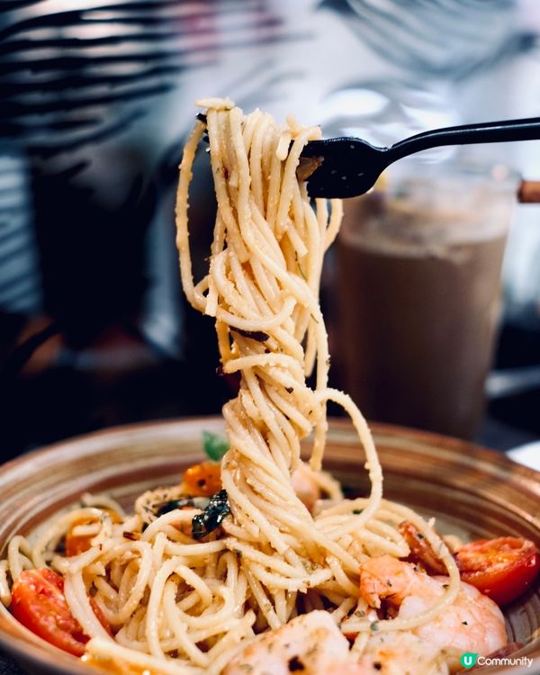 想不到在北角有一間咁chill 嘅咖啡店！ 座落錦屏街的一個...