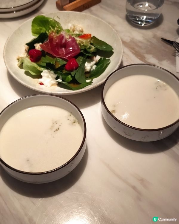 黃埔西餐廳的晚市套餐，分別是燒三文魚及牛筋腱；三文魚燒得香滑...