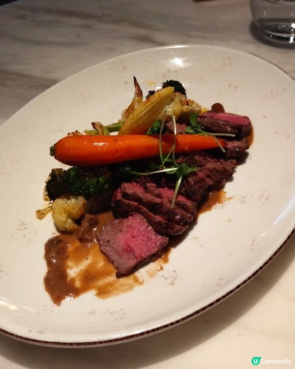 黃埔西餐廳的晚市套餐，分別是燒三文魚及牛筋腱；三文魚燒得香滑...