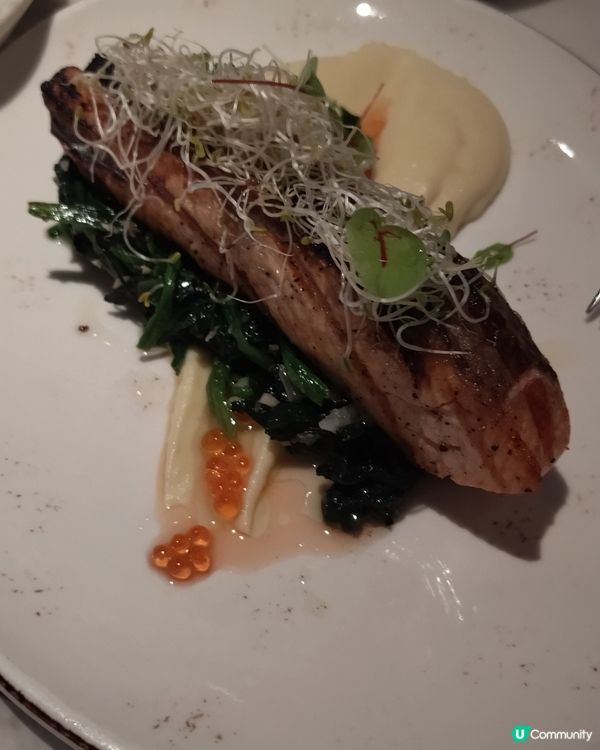 黃埔西餐廳的晚市套餐，分別是燒三文魚及牛筋腱；三文魚燒得香滑...