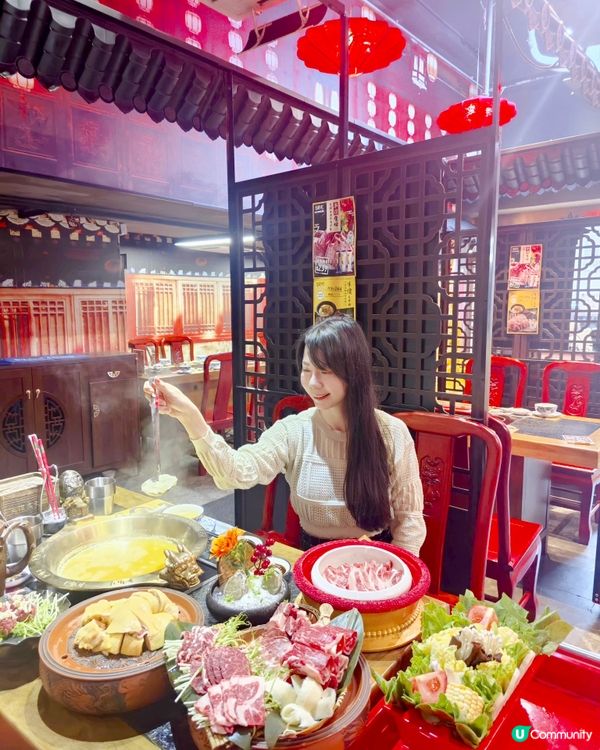 約了朋友打邊爐,這次去了以中式古代宮廷為主題的大滾友😋招牌花...