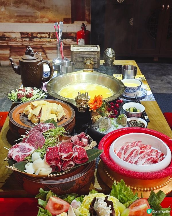 約了朋友打邊爐,這次去了以中式古代宮廷為主題的大滾友😋招牌花...