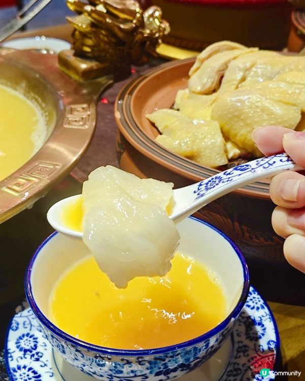 約了朋友打邊爐,這次去了以中式古代宮廷為主題的大滾友😋招牌花...