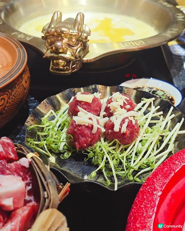 約了朋友打邊爐,這次去了以中式古代宮廷為主題的大滾友😋招牌花...