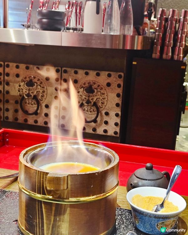 約了朋友打邊爐,這次去了以中式古代宮廷為主題的大滾友😋招牌花...