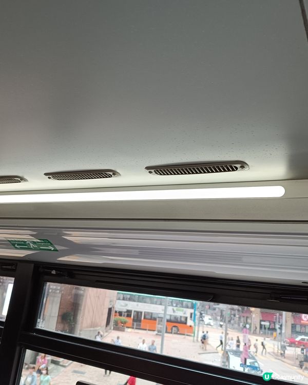 乘坐冷氣電車體驗道地香港風情