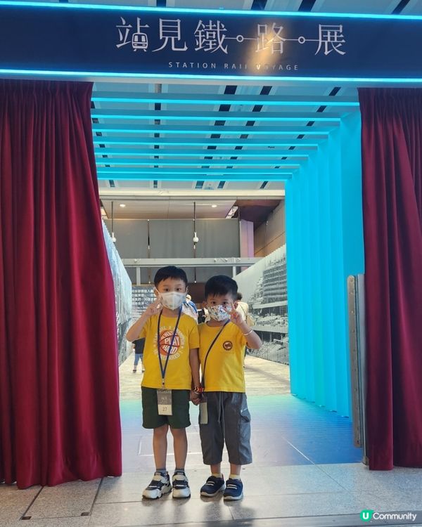 在紅磡站見鐵路展兩兄弟玩得超開心，有得睇有得玩，可以不停打卡...