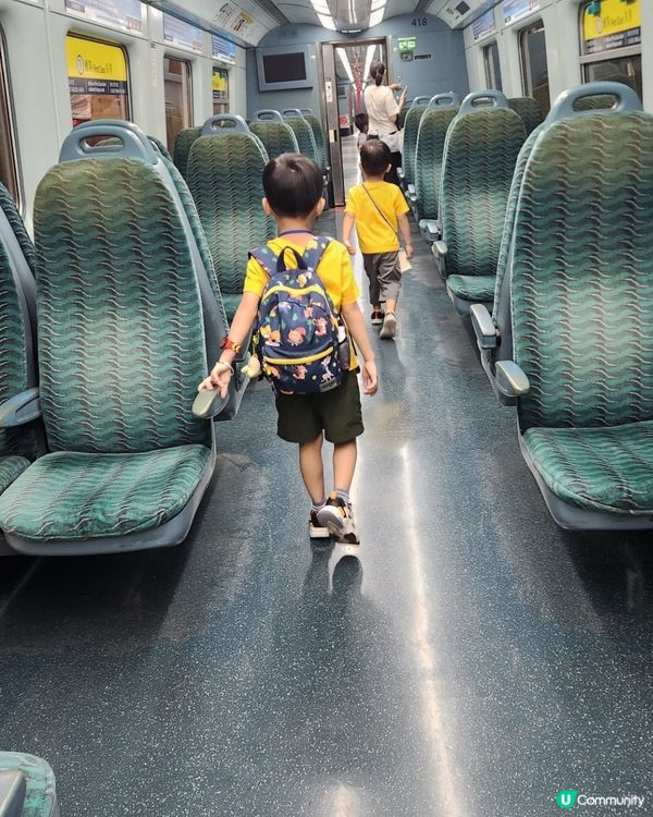 在紅磡站見鐵路展兩兄弟玩得超開心，有得睇有得玩，可以不停打卡...