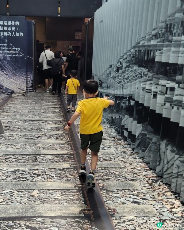 在紅磡站見鐵路展兩兄弟玩得超開心，有得睇有得玩，可以不停打卡...