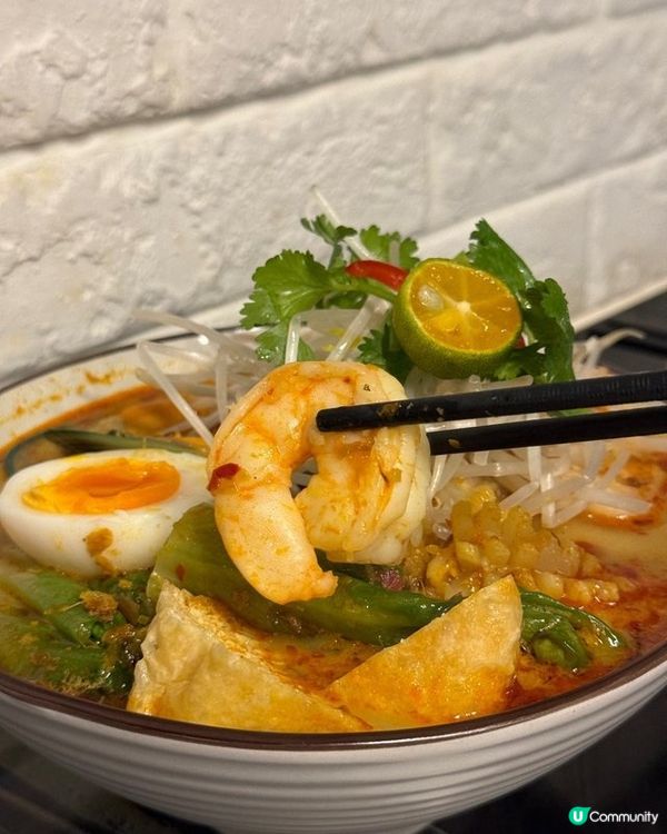 令我最難忘的美食必定是雜錦海鮮喇沙，喇沙湯底由當地餐廳自家炒...